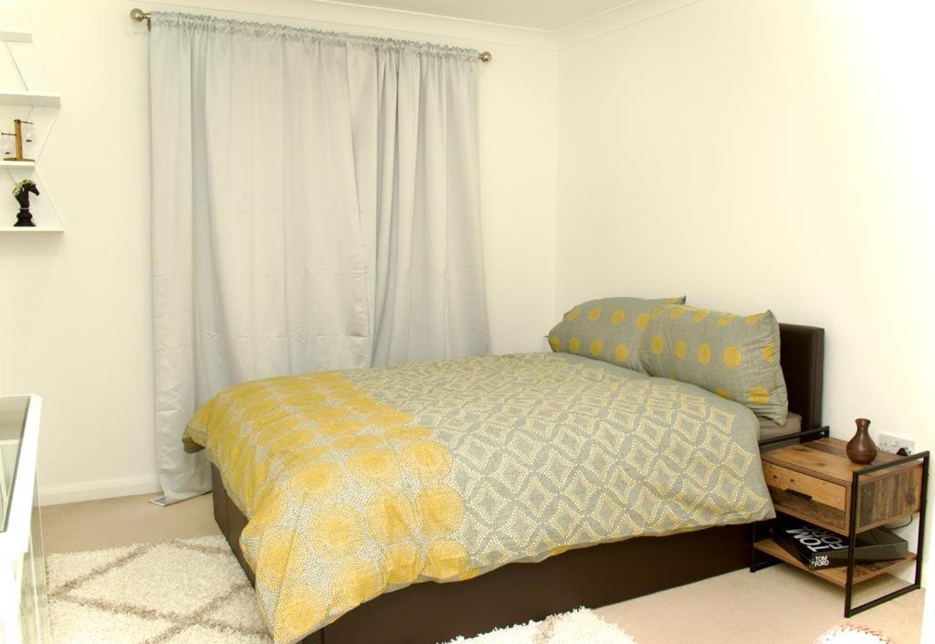 Beautiful 1-Bed Apartment In Redhill Redhill  Exterior foto