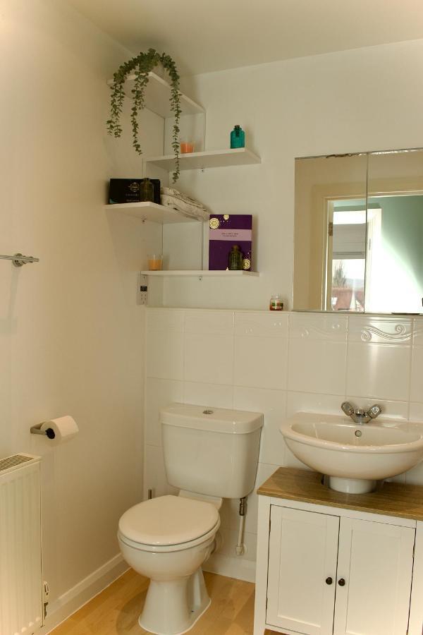 Beautiful 1-Bed Apartment In Redhill Redhill  Exterior foto